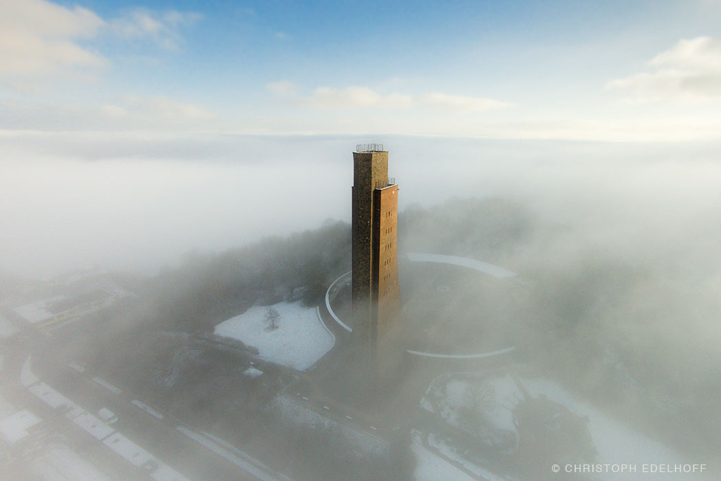 DJI00999-Laboe_Ehrenmal_winter_nebel_web