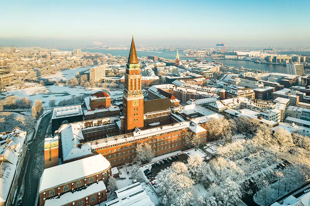 Luftbild von verschneiten Kiel